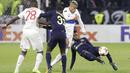 Para pemain Lyon dan Everton berebut bola pada laga grup E Europe League di Groupama Stadium, Lyon, (2/11/2017). Everton kalah 0-3. (AP/Laurent Cipriani)