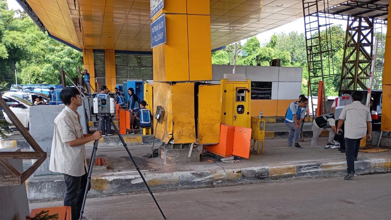 Polisi melakukan olah tempat perkara (TKP) kecelakaan beruntun di Gerbang Tol Ciawi, Kota Bogor, Rabu (5/2/2025).