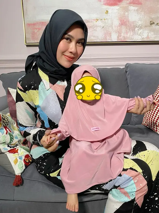 7 Potret Syahnaz Sadiqah Tampil Berhijab, Curi Perhatian Netizen