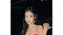 Kali ini, Jennie tampil stunning dalam balutan mini dress berenda warna merah yang tak kalah cantik. [@jennierubyjane]