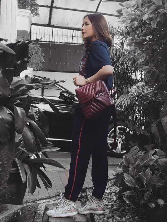 “Aku nggak mau nilai aku jelek makanya aku belajar supaya nilai aku bagus. Bukan cuma nilai tapi pembuktian aja ke orangtua minta kuliah bukan cuma buat main-main aja beneran buat belajar," tambahnya. (Instagram/prillylatuconsina96)