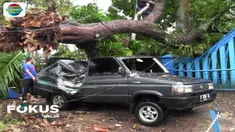 Menurut warga sekitar, hujan turun disertai angin puting beliung.