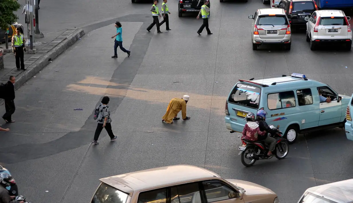 Pejalan kaki menyeberang tidak pada tempatnya di kawasan Slipi, Jakarta, (26/9/14). (Liputan6.com/Johan Tallo) 