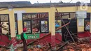 Seluruh genteng dan kerangka kayu yang menjadi penyangga atap sudah hancur berserakan di sekitar bangunan tersebut. (merdeka.com/Arie Basuki)