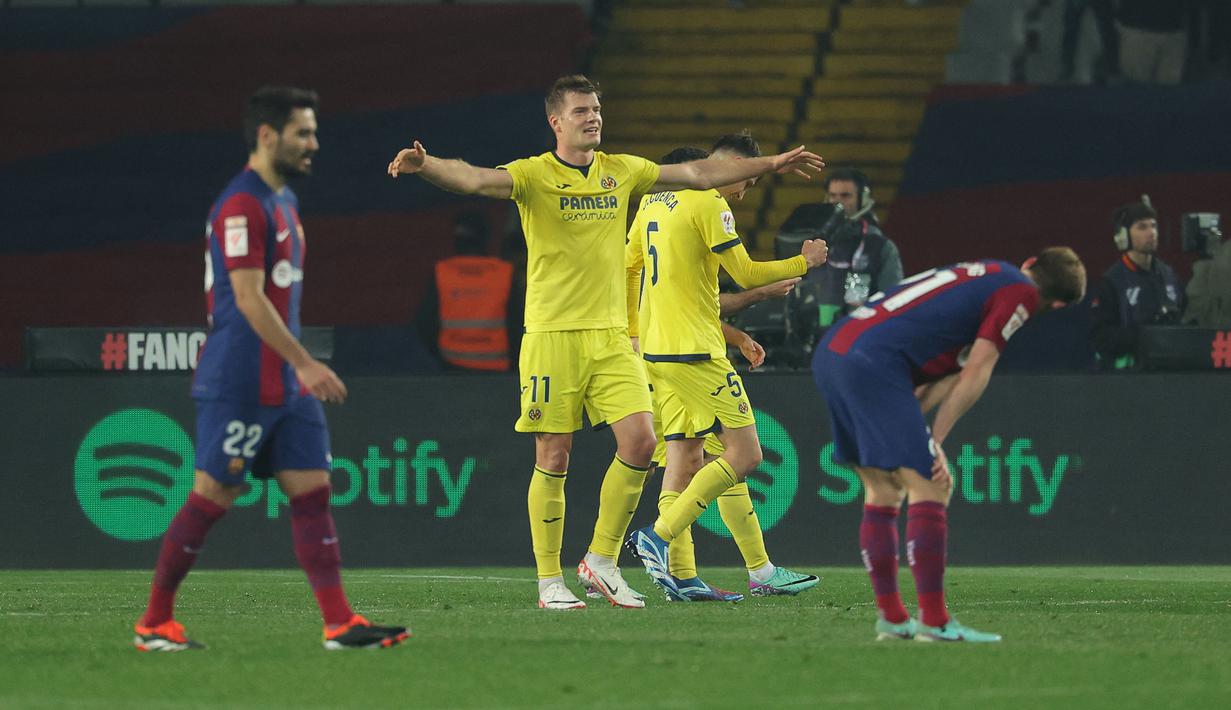Villarreal menjadi klub terbaru ynag mampu mengalahkan Barcelona dengan torehan 5 gol. Momen itu terjadi saat Villarreal menang 5-3 atas Barcelona pada pekan ke-22 La Liga 2023/2024 (27/1/2024). Dalam laga tersebut, Villarreal unggul 2-0 terlebih dahulu sebelum akhirnya tertinggal 2-3, hingga akhirnya melakukan comeback dengan mencetak tiga gol untuk membungkus kemenangan 5-3. (AFP/Lluis Gene)