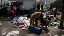 Warga menyelamatkan barang yang masih bisa dijual sisa dari kebakaran di Pasar Senen, Jakarta, Jumat (20/1). Badan Penanggulangan Bencana Daerah DKI Jakarta menyatakan jumlah kios Pasar Senen sebanyak 1.691 kios. (Liputan6.com/Gempur M Surya)