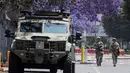Dikabarkan akan ada sekitar 1.800 aksi protes yang dijadwalkan berlangsung di berbagai kota AS pada Sabtu (14/62025). Aksi tersebut bertepatan dengan parade militer di Washington untuk memperingati 250 tahun Angkatan Darat AS sekaligus ulang tahun Trump yang ke-79. (ETIENNE LAURENT/AFP)