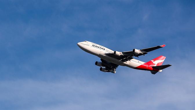 Pesawat penumpang jumbo Boeing 747 terakhir milik maskapai nasional Australia Qantas lepas landas dari Sydney, Australia, Rabu (22/7/2020). Dengan mengudaranya penerbangan QF7474, Boeing 747 resmi dipensiunkan dari Qantas. (Xinhua/Bai Xuefei)