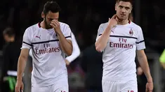 Ekspresi kekecewaan pemain AC Milan pada laga lanjutan Serie A yang berlangsung di Stadion Turin, Torino, Senin (30/4). AC Milan kalah 0-2 kontra Torino. (AFP/Marco Bertorello)