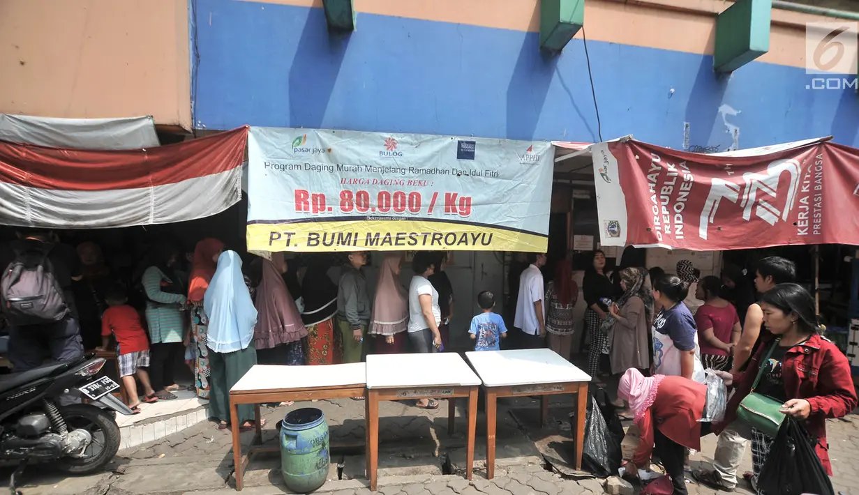 Warga antre membeli sembako murah dengan KJP di Pasar Blok G Tanah Abang, Jakarta, Selasa (11/12). Warga sangat antusias memanfaatkan KJP untuk membeli sembako murah karena harga yang lebih murah dari pasar. (Merdeka.com/Iqbal S. Nugroho)