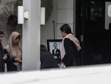 Kerabat saat berada di rumah duka almarhum Ashraf Sinclair di kawasan Pejaten Barat IV, Jakarta, Selasa (18/2/2020). Suami Bunga Citra Lestari, Ashraf Sinclair, meninggal dunia di usia 40 tahun diduga akibat serangan jantung pada Selasa 18 Februari 2020 pukul 3.40 pagi. (Liputan6.com/Faizal Fanani)
