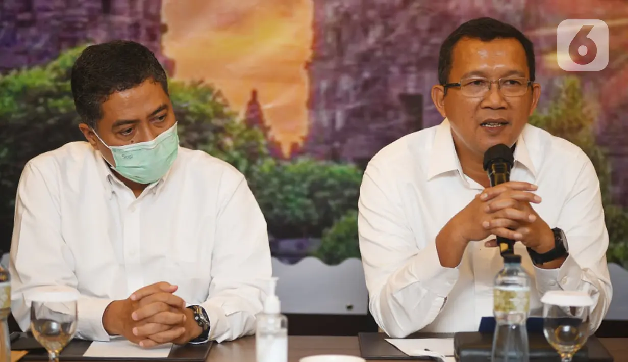 Direktur Utama BTN Haru Koesmahargyo (kanan) didampingi Direktur Consumer and Commercial Lending BTN Hirwandi Gafar (kiri) saat konfrensi pers HUT ke50 REI di Yogyakarta, Kamis (19/5/2022). BTN juga menyatakan kesiapannya untuk menjadi mitra utama REI dengan peran yang lebih besar dan layanan yang lebih baik dalam inovasi produk layanan yang sedang disiapkan sebagai sinergi BTN dan REI. (Liputan6.com/HO/BTN)