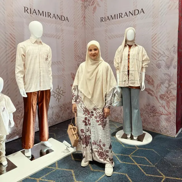 6 Gaya Padu Padan Gamis ala Natasha Rizky, Bisa Stylish dan Syar'i Sekaligus