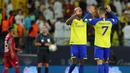 Pemain Al-Nassr, Talisca (kanan kedua) merayakan gol kemenangan bersama Cristiano Ronaldo pada laga pekan ke-21 Liga Pro Arab Saudi 2022/2023 melawan Abha di Mrsool Park, Riyadh, Minggu (19/03/2023) WIB. Laga dimenangkan oleh Al-Nassr dengan skor 2-1. (Twitter/@AlNassrFC)