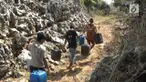 Akibat kemarau panjang, beberapa desa di kabupaten Tuban, Jawa Timur, mengalami kekeringan dan krisis air bersih, untuk mendapatkan air bersih.