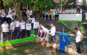 Bupati Kudus Sam'ani Intakoris bersama jajaran saat penebaran benih ikan nilai di Saluran Sekunder Kedung Gupit di Jalan Mejobo Kudus, Jawa Tengah. (Antara)