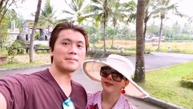 Usai Dari Bromo Ini 7 Momen Liburan Syahrini dan Reino Barack ke Borobudur