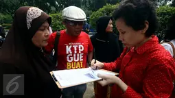 Sejumlah warga mengisi formulir pendataan dan pengumpulanKTP di depan Balai Kota, Jakarta, Kamis (5/11). Pendataan dan pengumpulan KTP tersebut sebagai petisi penangguhan penahanan Ahok sebagai Tahanan Kota. (Liputan6.com/Johan Tallo)