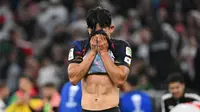 Pemain Korea Selatan, Jeong Woo-yeong menutup mukanya setelah kalah dari Yordania pada laga semifinal Piala Asia 2023 di Ahmad Bin Ali Stadium, Doha, Qatar, Selasa (06/02/2024). Korea Selatan kalah dengan skor 0-2. (AFP/Hector Retamal)