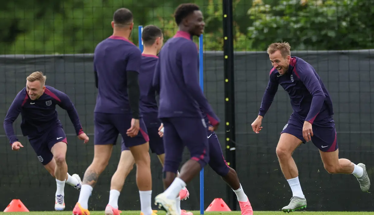 Pemain Inggris #09 Harry Kane (kanan) dan #20 Jarrod Bowen (kiri) mengambil bagian dalam sesi Latihan salaam EURO 2024 di Blankenhain, Jerman timur, Sabtu (15/6/2024). (Adrian DENNIS / AFP)