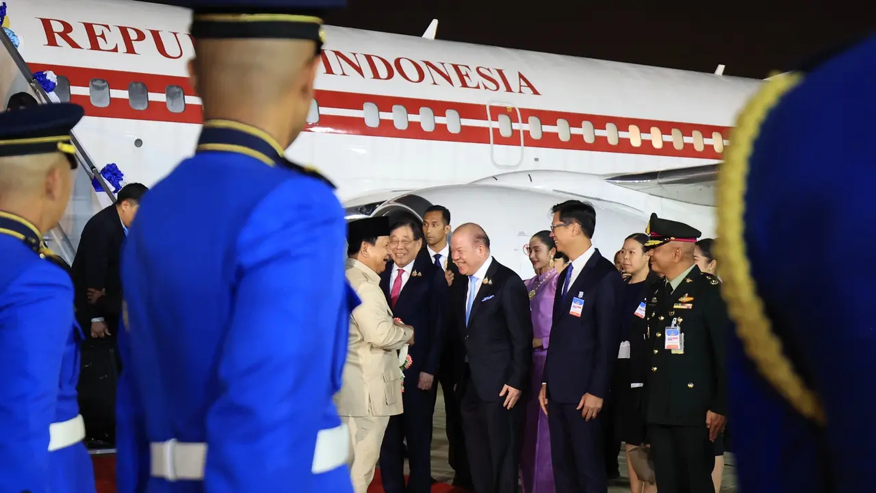 Presiden Prabowo Subianto melakukan kunjungan kerja ke Thailand untuk bertemu Raja Maha Vajiralongkorn dan Perdana Menteri Paetongtarn. Kepala negara tiba menggunakan pesawat kepresidenan RI di Bandara Don Mueang Royal Thai Air Force Base, Thailand.