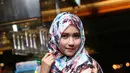 Ketika mendengar cerita Ketika Mas Gagah Pergi akan diangkat ke layar lebar, Izzah Ajrina mengaku senang karena ia termausk penggemar novel karya Helvy Tiana Rosa. (Andy Masela/Bintang.com)