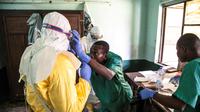 Petugas kesehatan membantu menyiapkan peralatan penanganan Ebola di Republik Demokratik Kongo (AFP/Mark Naftalin)