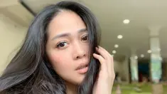 Pemilik nama lengkap Gracia Indria Sari Sulistyaningrum ini kerap membagikan aktivitasnya di akun Instagram. Salah satunya saat sedang bersantai di rumah. Sedang bersantai, Gracia pun tampil memesona dan natural tanpa makeup. (Liputan6.com/IG/@Gracia Indri)