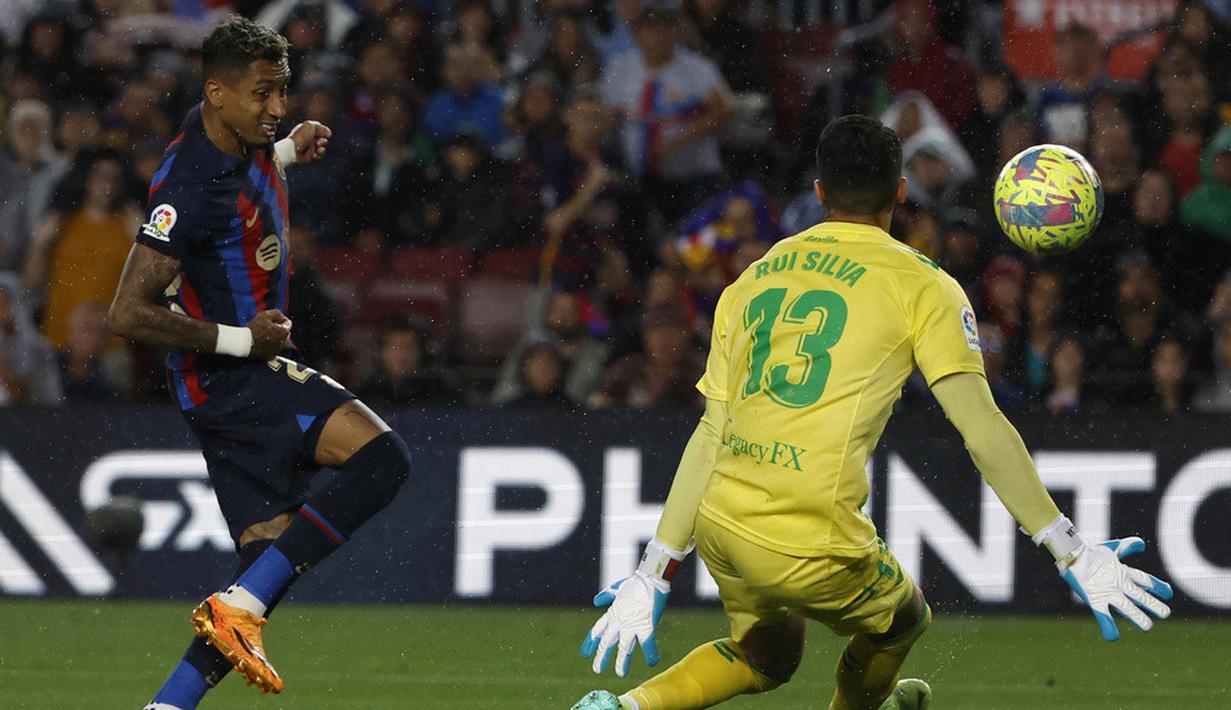 <p>Kemenangan yang diraih Barcelona dan Real Madrid membuat posisi dan jarak kedua tim tak berubah. (AP Photo/Joan Monfort)</p>