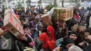 Sejumlah pemudik mulai memadati Stasiun Senen  jelang Lebaran, Jakarta, Selasa (7/7/2015). Para pemudik mengaku sengaja mudik lebih awal untuk menghindari puncak arus mudik yang diperkirakan akan terjadi pada H-5 Lebaran. (Liputan6.com/Herman Zakharia)