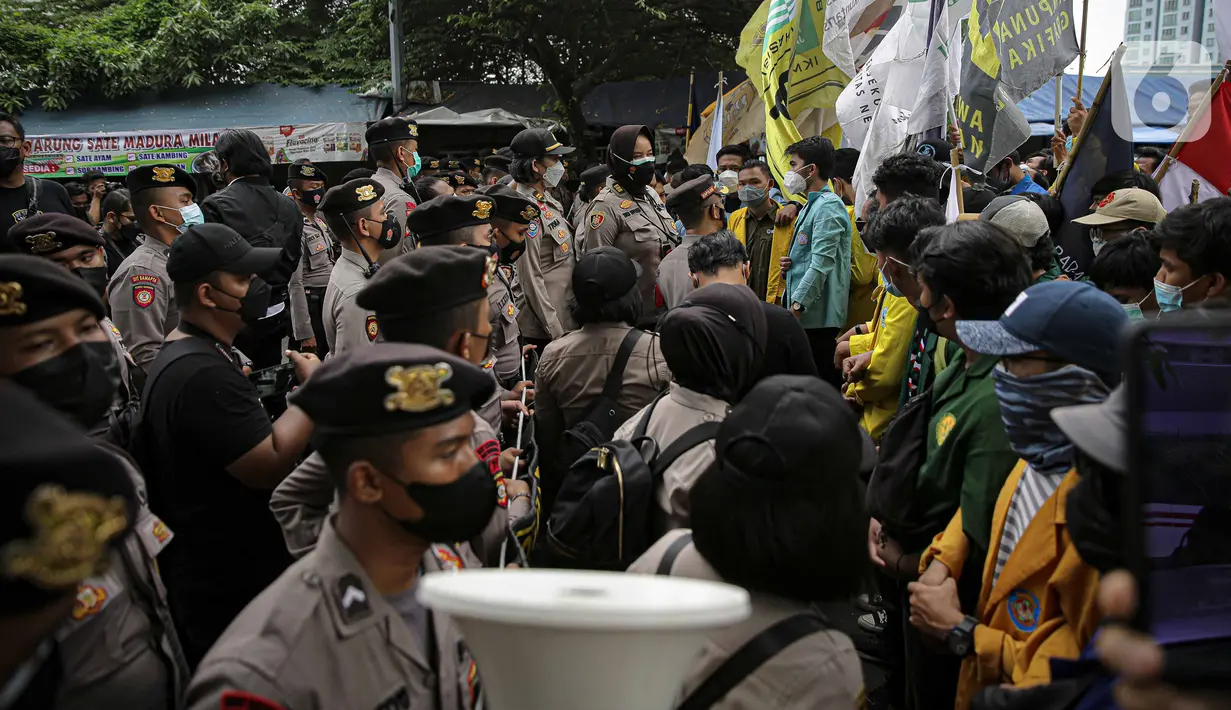 Polisi mengamankan aksi mahasiswa yang tergabung dalam Aliansi BEM Seluruh Indonesia (BEM SI) di sekitar Gedung Merah Putih KPK, Jakarta, Senin (27/9/2021). Aksi yang diikuti ratusan mahasiswa ini menuntut pembatalan pemecatan 57 pegawai KPK pada 30 September mendatang. (Liputan6.com/Faizal Fanani)