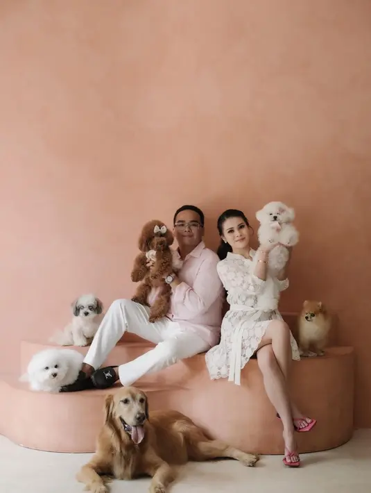 Kali ini keduanya tampil menggemaskan dalam sebuah photoshoot bersama para anjing mereka. Anak Hotman Paris tampil dengan kemeja berwarna merah muda, dipadunya dengan celana putih, sedangkan Chen Giovani tampil simpel nan chic dengan dress putih. Foto: Instagram.