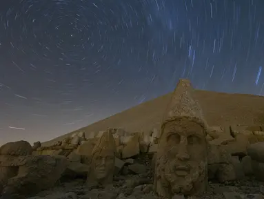 Gambar pada 23 September 2019 memperlihatkan patung-patung kepala batu berukuran raksasa di Gunung Nemrut, Provinsi Adiyaman di Turki bagian tenggara. Gunung Nemrut, telah menjadi  Situs Warisan Dunia UNESCO sejak 1987 dan merupakan salah satu Taman Nasional terpenting di Turki. (AP/Emrah Gurel)