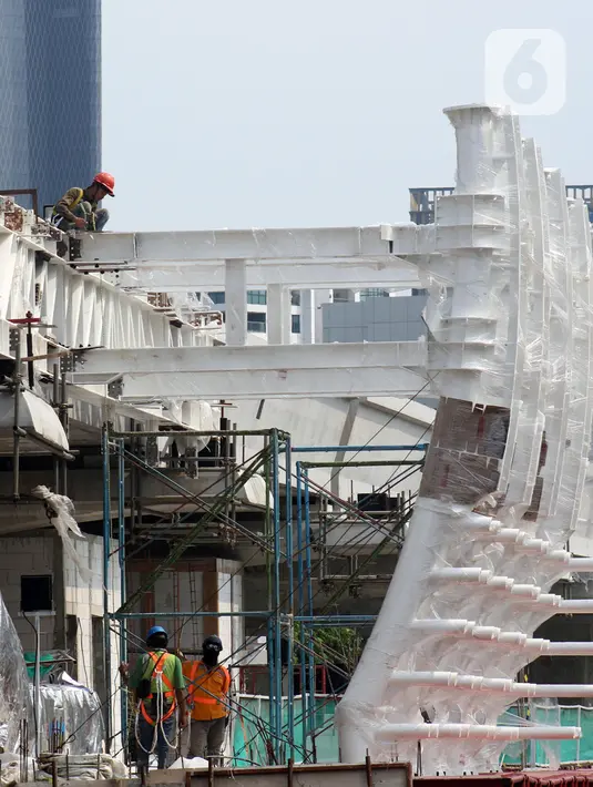 Pekerja melakukan aktivitas pembangunan dan pemasangan penyangga Stasiun LRT di Jalan HR Rasuna Said, Jakarta, Sabtu (30/11/2019). Per 22 November 2019, secara keseluruhan progres pembangunan Kereta Light Rapid Transit (LRT) sudah mencapai 67,56 persen. (Liputan6.com/Helmi Fithriansyah)