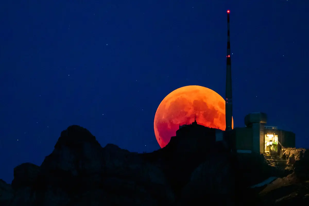 Gerhana Bulan Total di Berbagai Negara