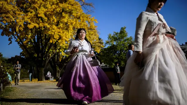 Sensasi Mengenakan Pakaian Tradisional Korea di Halaman Istana Gyeongbokgung