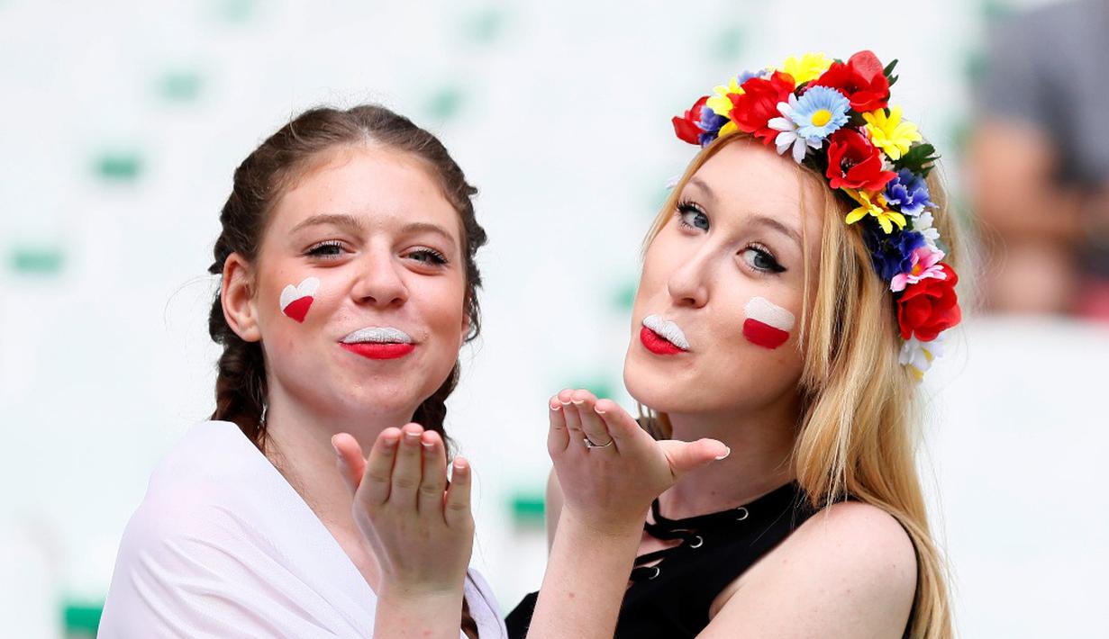 Gaya suporter Polandia saat mendukung timnya melawan Swiss pada babak 16 besar Piala Eropa 2016 di Stade Geoffroy-Guichard, Saint-Etienne, (25/6/2016). (Reuters/Jason Cairnduff)