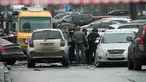 Para penyidik bekerja di lokasi kejadian di mana Letnan Jenderal Fanil Sarvarov, kepala Direktorat Pelatihan Operasional Staf Umum Angkatan Bersenjata Rusia, tewas akibat alat peledak yang ditempatkan di bawah mobilnya di Moskow, Senin 22 Desember 2025. Sebuah ledakan mengguncang wilayah Moskow bagian selatan di Rusia pada Senin (22/12/2025). (AP Photo)