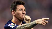 Pemain Barcelona, Lionel Messi, merayakan gol dengan meniru anak bayi saat minum susu usai membobol gawang Atletico Madrid pada laga La Liga di Stadion Vicente Calderon, Spanyol, Sabtu (12/9/2015). (AFP/Gerard Julien)