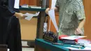 Terdakwa kasus mafia tanah Muljono Tedjokusumo berdiskusi dengan kuasa hukum saat menjalani sidang di PN Jakarta Barat, Rabu (5/12). Sidang menghadirkan saksi mantan Lurah Kedoya Selatan dan 2 mantan staf. (Liputan6.com/HO/Farid)