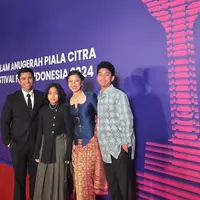 Pesona Dian Sastrowardoyo saat Hadir di FFI 2024. [@therealdistr]