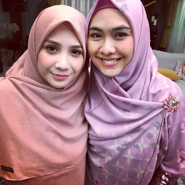 6 Potret Nagita Slavina Pakai Hijab, Dipuji Makin Cantik