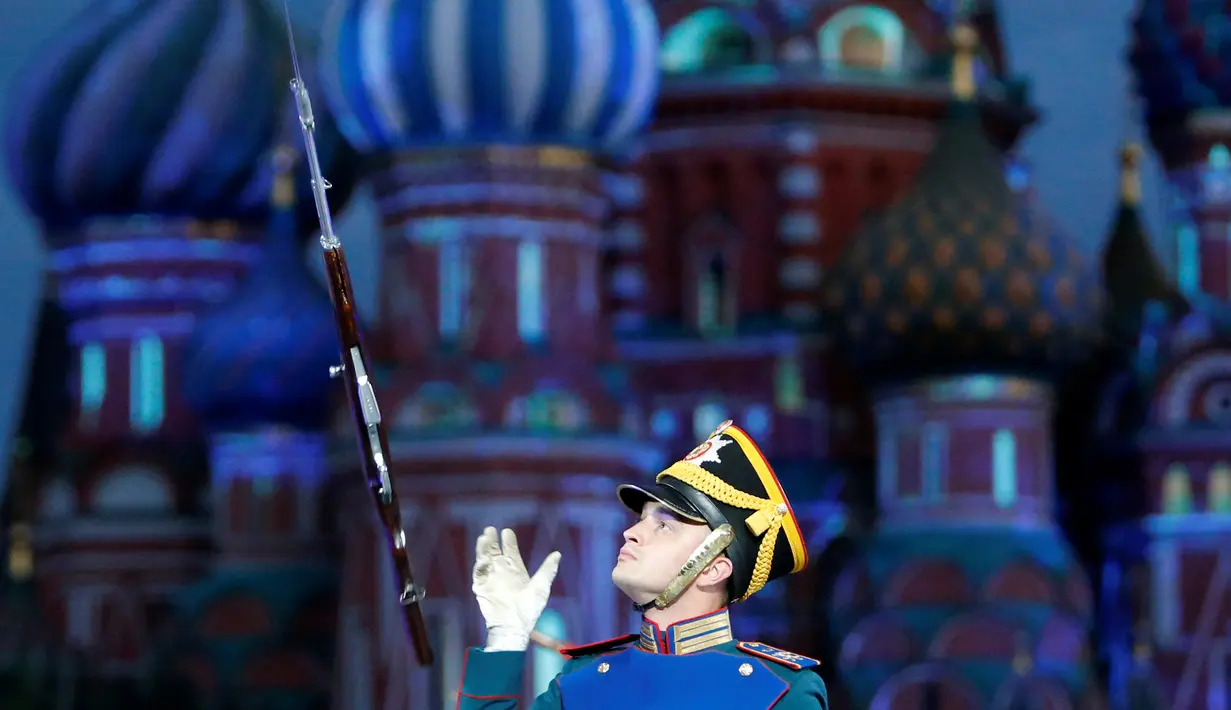 Seorang anggota Pengawal Kehormatan dari resimen Presiden melakukan atraksi  selama Festival Musik Militer Internasional Menara Spasskaya di Lapangan Merah Moskow, Rusia, Jumat (26/08). (REUTERS/Sergei Karpukhin)