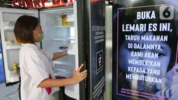 Warga menyimpan makanan di lemari es di Halte Dukuh Atas, Jakarta, Rabu (05/5/2021). PT Sharp Electronics Indonesia meluncurkan program CSR bertajuk Sharp Bersedekah dengan menempatkan lemari es di area publik seperti lobi perkantoran, halte bus hingga pusat perbelanjaan.(Liputan6.com/Fery Pradolo)
