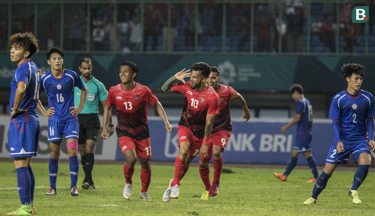 Gelandang Timnas Indonesia, Stefano Lilipaly, merayakan gol yang dicetaknya ke gawang Taiwan pada laga Grup A Asian Games di Stadion Patriot, Jawa Barat, Minggu (12/8/2018). (Bola.com/Vitalis Yogi Trisna)