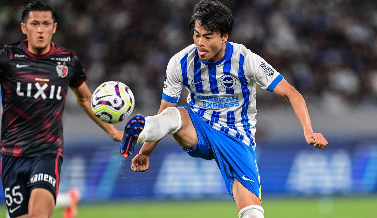 Sayap kiri berusia 27 tahun, Kaoru Mitoma menjalani musim ketiganya di Premier League bersama Brighton and Hove Albion pada musim 2024/2025. Pada musim pertamanya berseragam Brighton usai didatangkan dari Kawasaki Frontale pada awal musim 2021/2022 ia langsung dipinjamkan selama semusim ke klub Belgia, Union SG. Tiga musim membela Brighton, ia telah tampil dalam 54 laga di Premier League dengan torehan 11 gol dan 11 assist. (AFP/Yuichi Yamazaki)