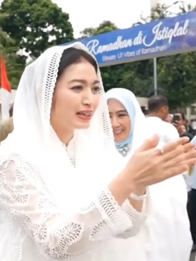 Selvi Ananda  saat Buka Bersama di Masjid Istiqlal. [bpmi satwapres]