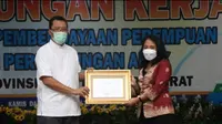 Menteri PPPA Bintang Puspayoga (kanan) beri penghargaan pada Gubernur NTB, Zulkieflimansyah. Foto: KemenPPPA.