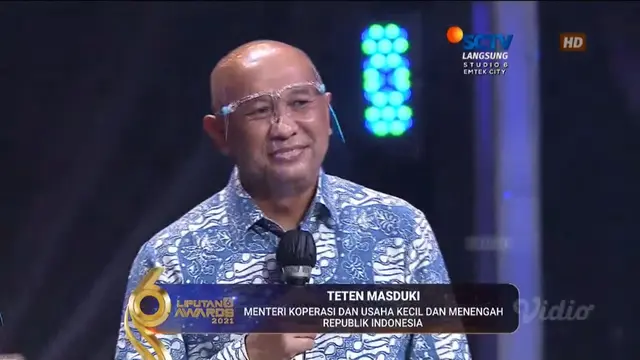 Menteri Koperasi Dan Usaha Kecil Dan Menengah R.I, Teten Masduki Menyerahkan Penghargaan Untuk Kategori Peduli UMKM di Liputan 6 Awards 2021