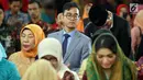 Gibran Rakabuming bersiap melakukan Manortor atau tari Tortor saat pesta adat pernikahan Kahiyang-Bobby di Medan, Jumat (24/11). Manortor ini dilakukan sebanyak 4 kali putaran. (Liputan6.com/Pool/Media Center)